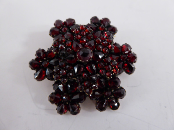 Leuchtende Granatbrosche, ca. 1900