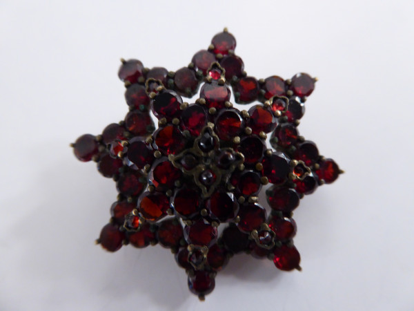 Sehr alte achteckige Granatbrosche