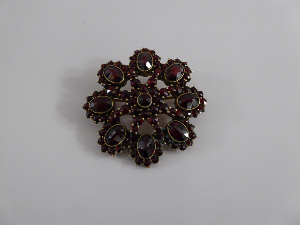 Antike Granatbrosche aus ca. 1880