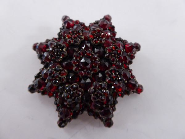 Antike Granatbrosche aus ca. 1880
