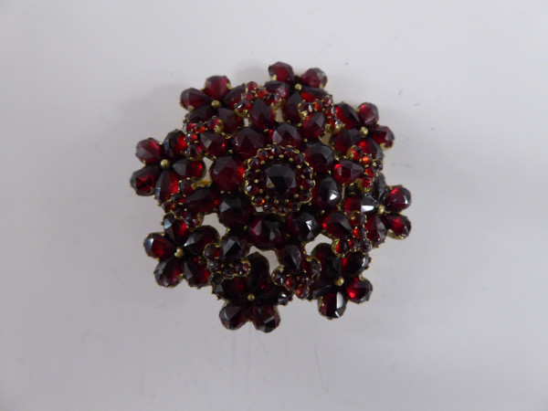 Antike Granatbrosche aus ca. 1880