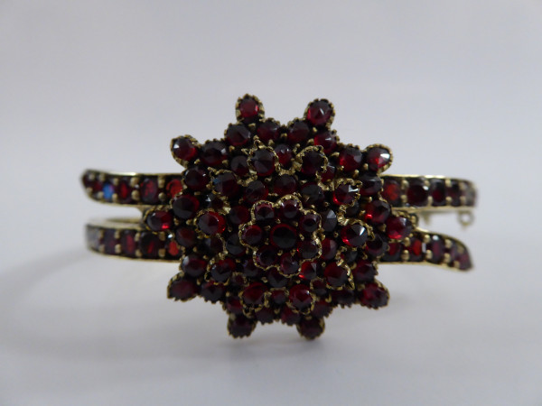 Alter böhmischer Granat-Armreif