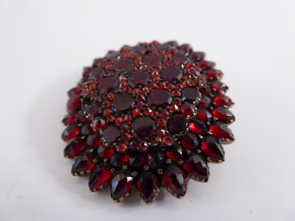 Antike Granat-Anstecknadel,ca. 1890