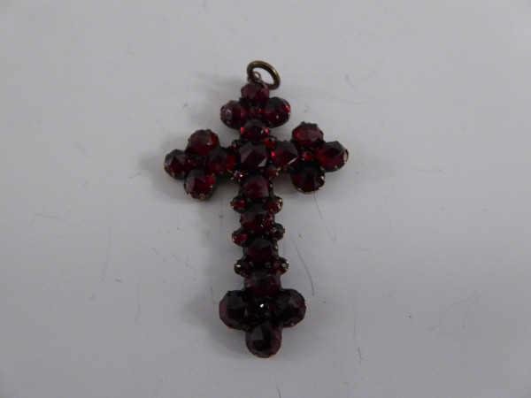 Antiker Granatanhänger in Kreuzform