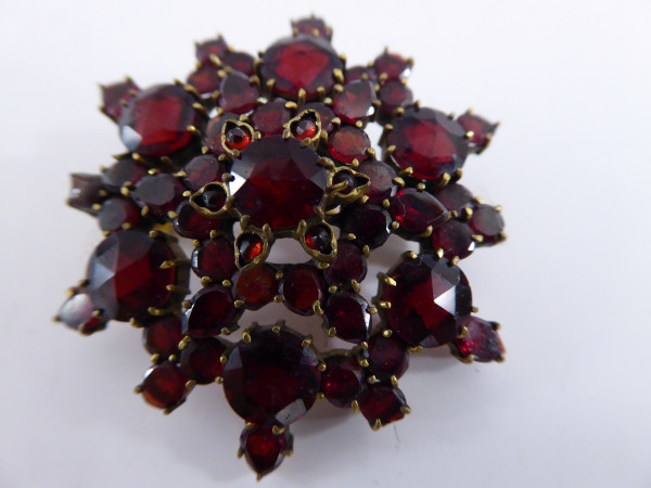 Antike Granatbrosche aus ca. 1880