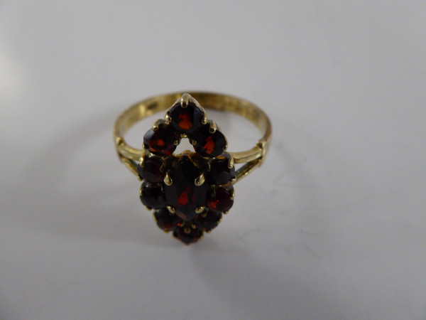 Granat-Ring in ovaler Form