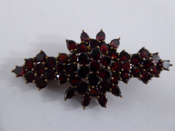 Antike Brosche mit großen Steinen