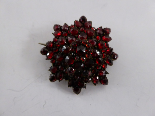 Antike achteckige Granatbrosche