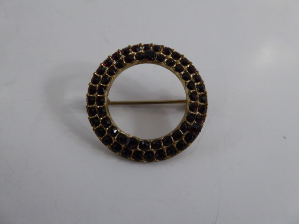 Sehr alte runde Granatbrosche