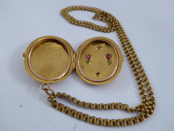 Antikes Goldamulett mit Farbsteinen