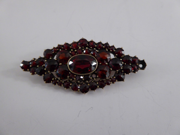 Antike Granatbrosche aus ca. 1880