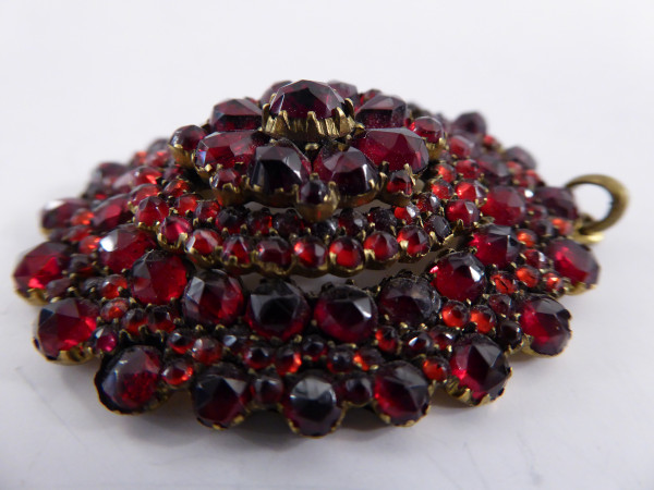 Leuchtender Granatanhänger