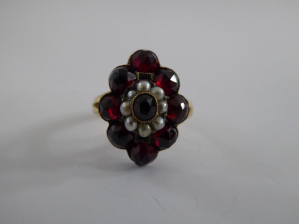 Granatring mit acht Perlen