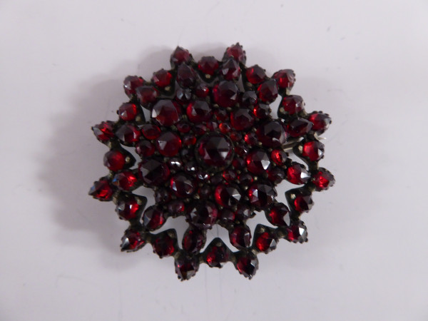 Alte Granat-Anstecknadel