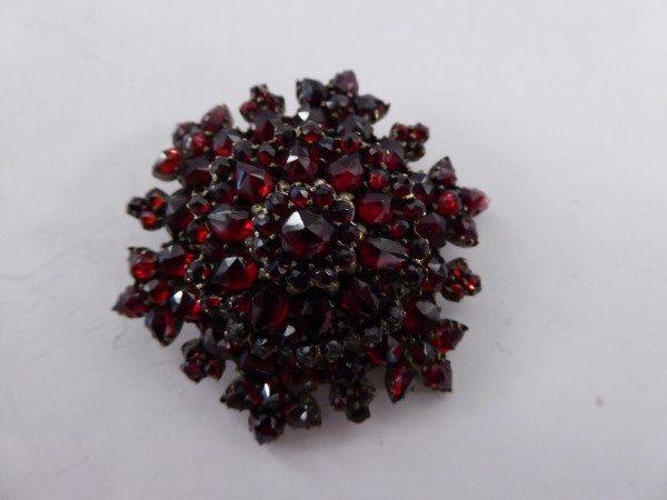 Antike Granatbrosche aus ca. 1880