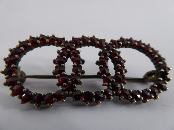 Antike Granatanstecknadel aus 1890