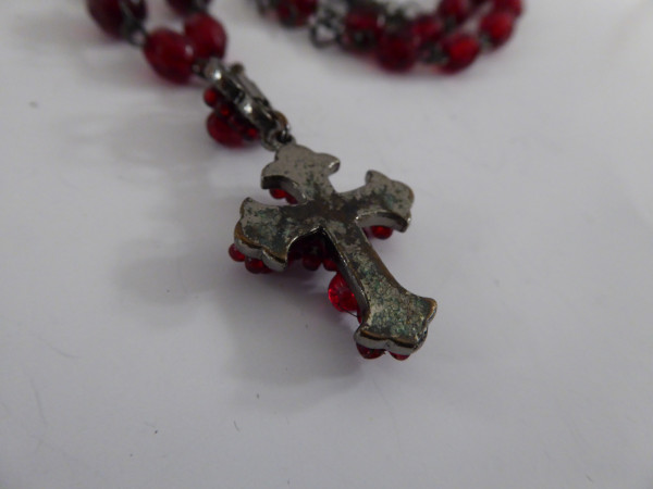 Sehr alte Halskette mit Granatkreuz