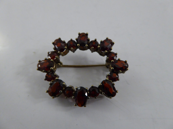 Granat-Brosche in 10ct Gold