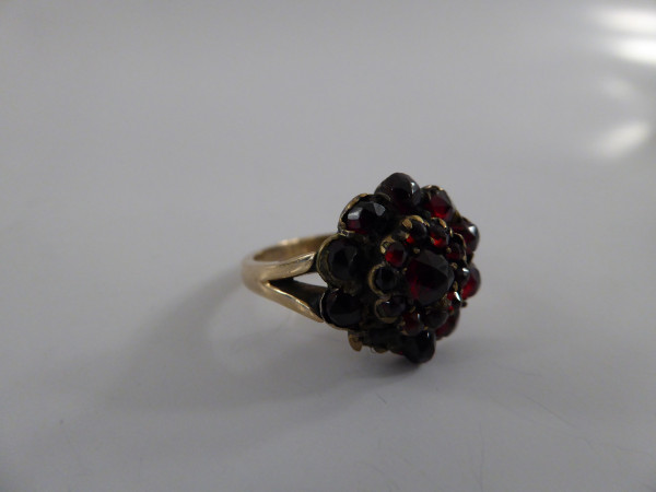 Antiker Granat-Ring in 8ct-Gold