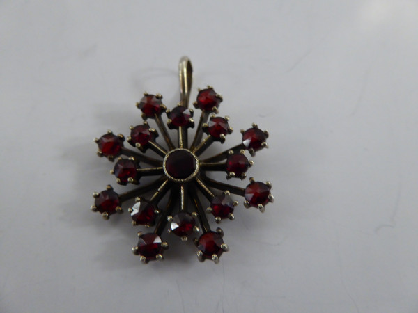 Herrlicher Granatanhänger