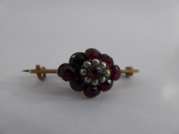 Kleine Granatbrosche mit Perlen